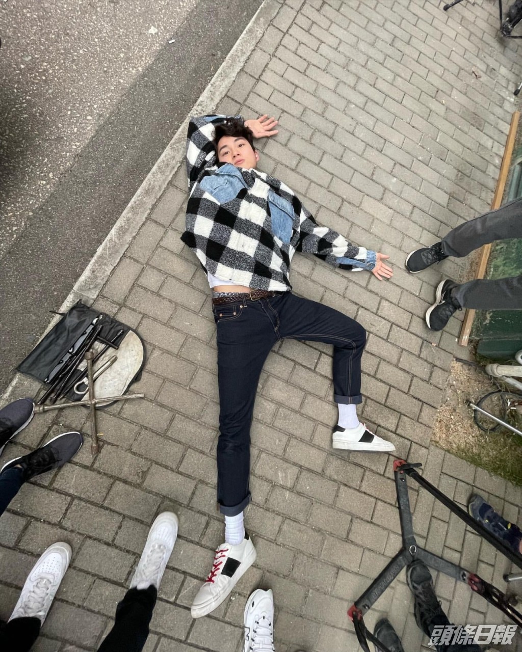 地下其實好污糟，周嘉洛剛剛病好，都係小心啲